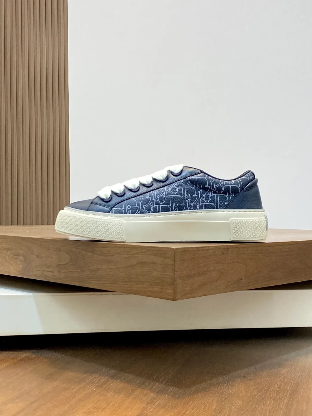 Factory price: 438💰Dior Crafted from navy and white jacquard with Oblique print and suede panels, it features a distinctive padded tongue embossed with the Dior signature, wide navy mohair laces and brass eyelets with a matte tonal finish. White rubber sole with Dior Oblique pattern, enhanced by a contrasting Dior 30 Avenue Montaigne signature on the rear. It can add fashionable temperament to casual looks. Exquisite packaging at the delivery counter🛍📦 ▪️ Fabric: Original customized Oblique presbyopia + cowhide ▪️ Lining: Original customized sheepskin + breathable mesh ▪️ Sole: Original molded anti-slip rubber material ▪️ Bottom thickness: 4CM ▪️ Size: Men's 38-45 (customized for 38, 45)